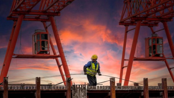 建设者，与大地垂直的抒写——关于党政祖国的朗诵经典篇目