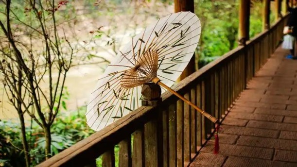 雨水：巷口的油纸伞——关于经典散文的朗诵经典篇目